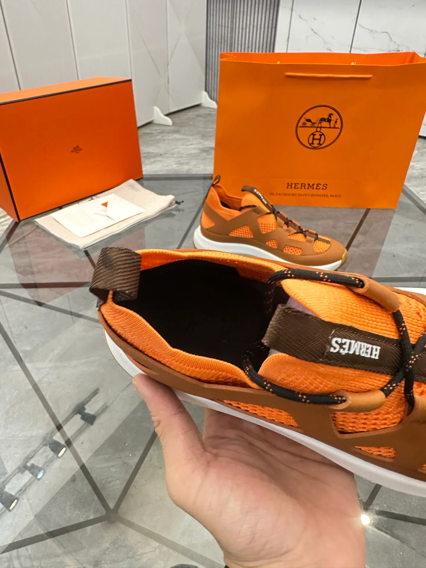 Men's shoes for sale 💰: 💰P660¥ High-end top quality Product trademark: Hermes *"Hermès*" low-top casual shoes Regular size: 38-45 (can be customized to 46) Product materials: upper imported first-layer cowhide stitched with original fabric, original rubber sheet, breathable lining, cowhide foot pads, original outsole. No.: 001